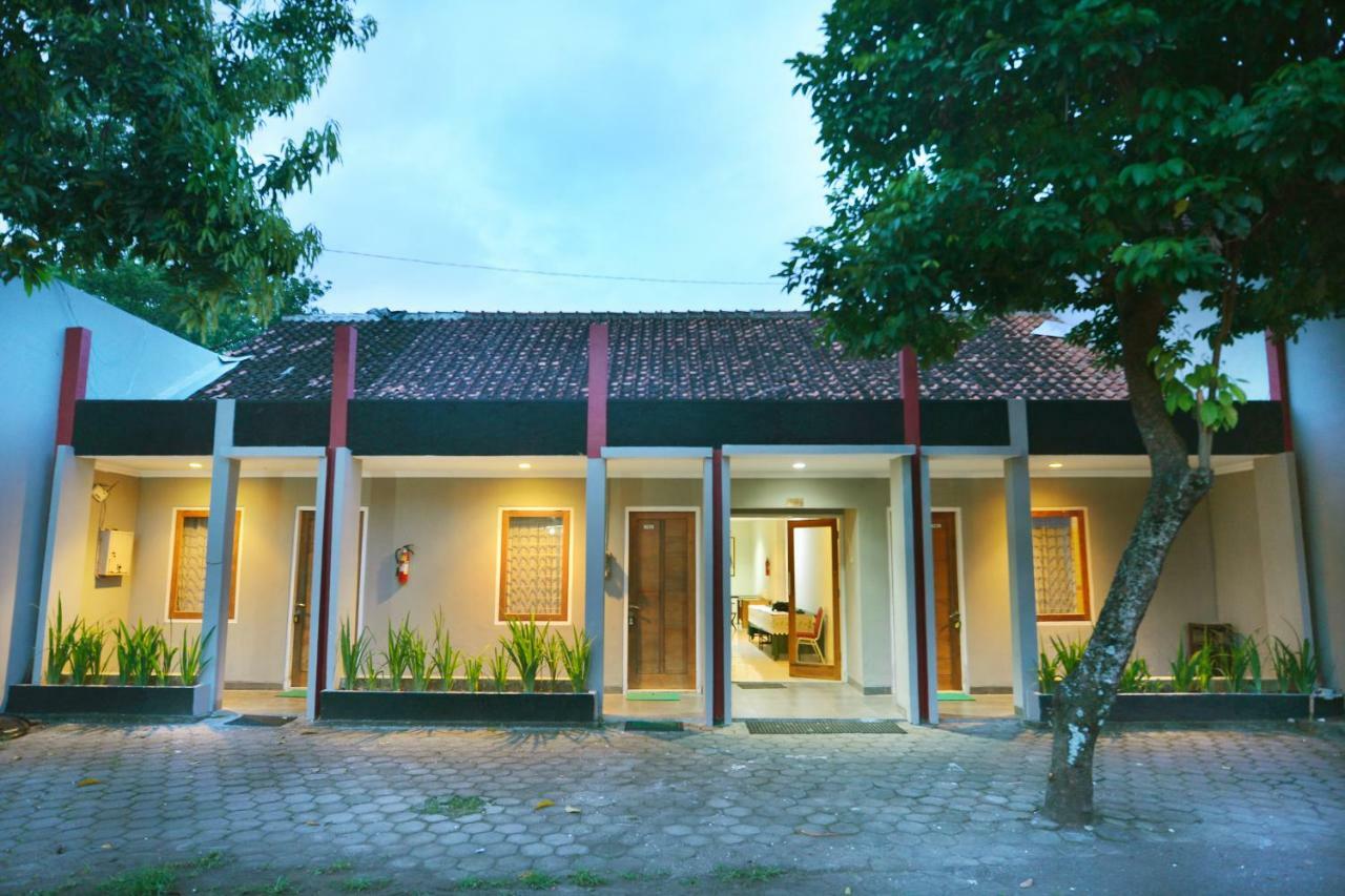 Oyo 743 Garden Guesthouse Maguwo Экстерьер фото